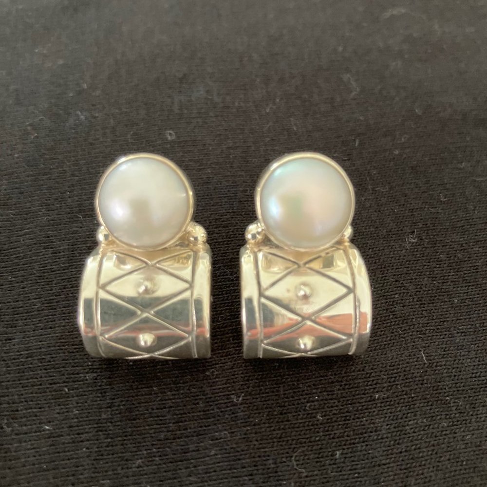 STERLING SILVER EARRINGS WITH A SINGLE WHITE PEARL